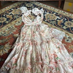 Storia maxi dress in white floral. Size 6